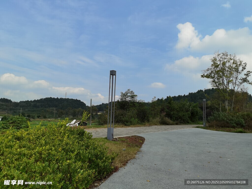 山間蜿蜒小路風(fēng)景