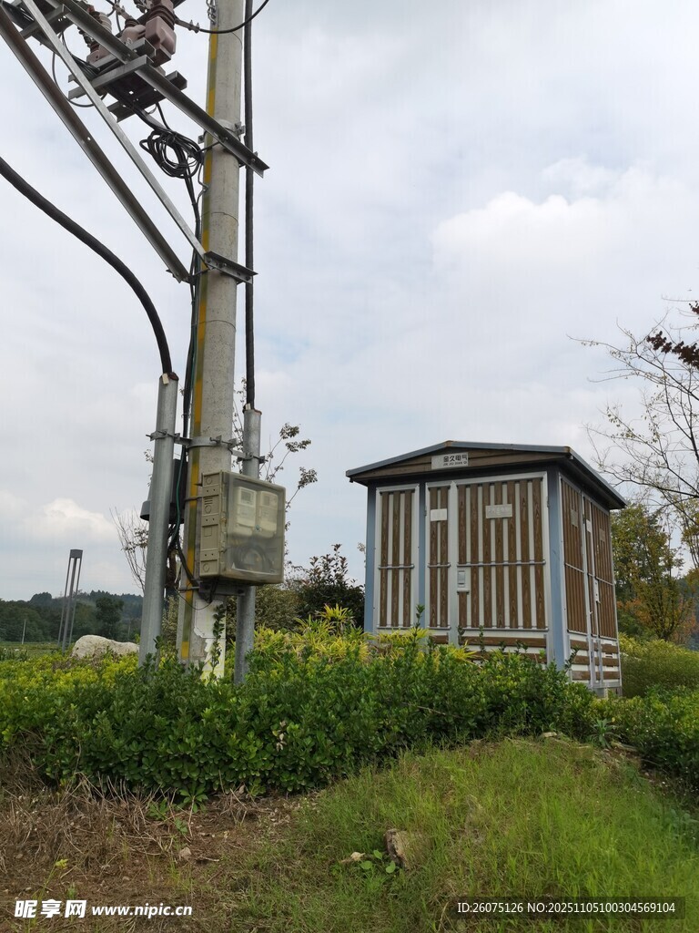 戶外變電站設(shè)備與綠植景觀