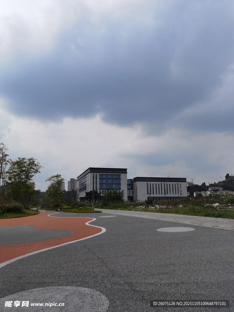 空曠道路旁的現(xiàn)代建筑