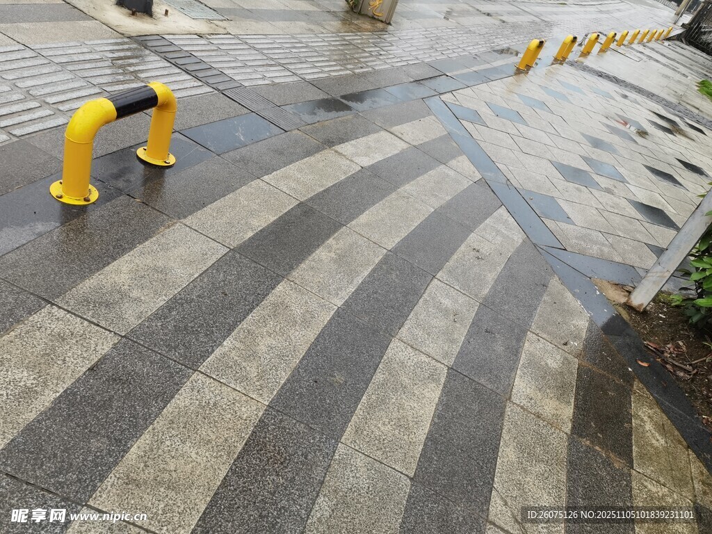 地面條紋與黃色擋車器