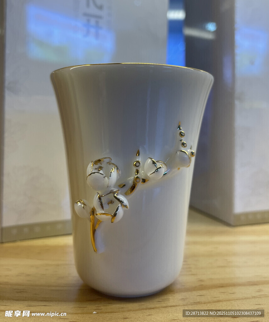 浮雕花卉白瓷品茗杯