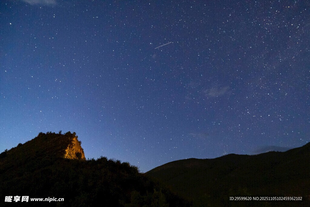 山間夜空下的燈火與繁星