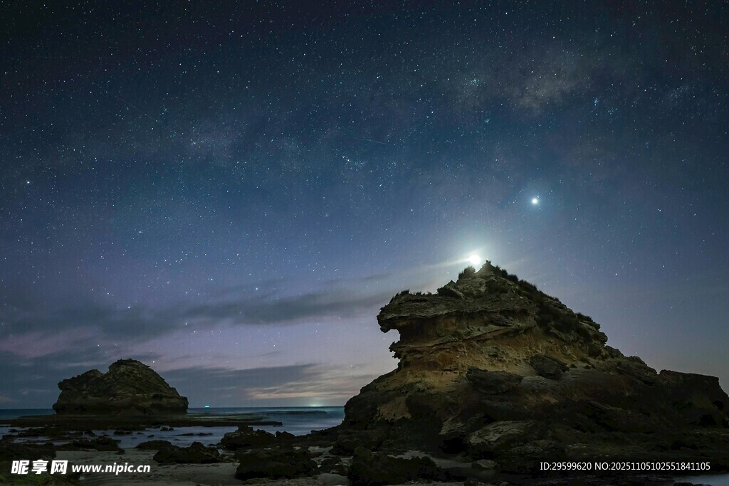 星空下的海邊巖石景觀