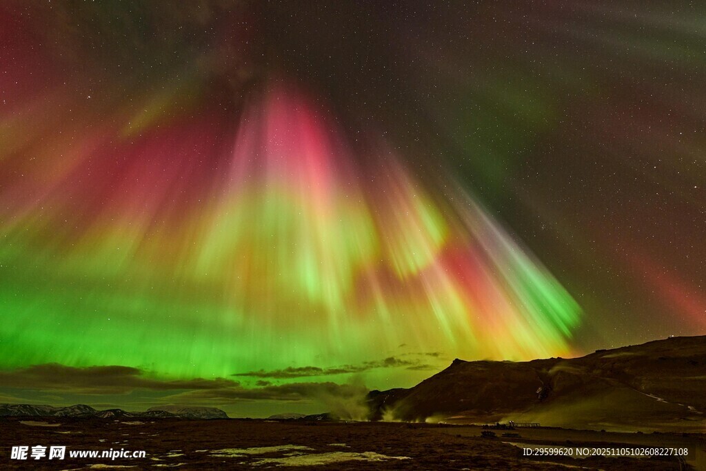 絢麗多彩的極光夜空景象