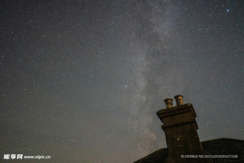 夜空下的煙囪與璀璨星河