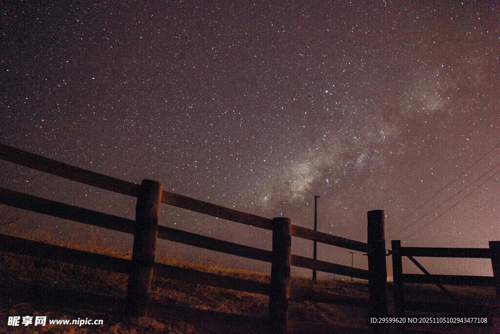 夜空下的木柵欄與璀璨星河