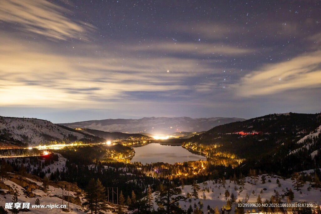 雪夜山谷中的璀璨燈火