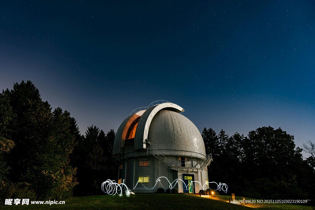 夜幕下的天文臺(tái)