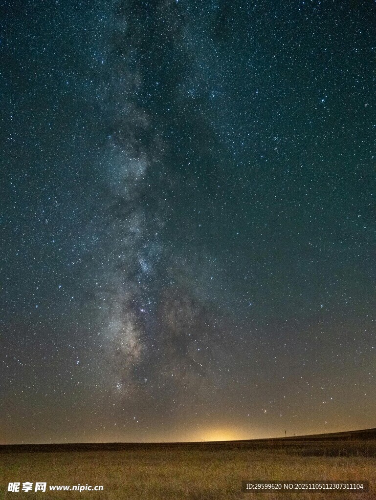 璀璨星空下的廣袤大地