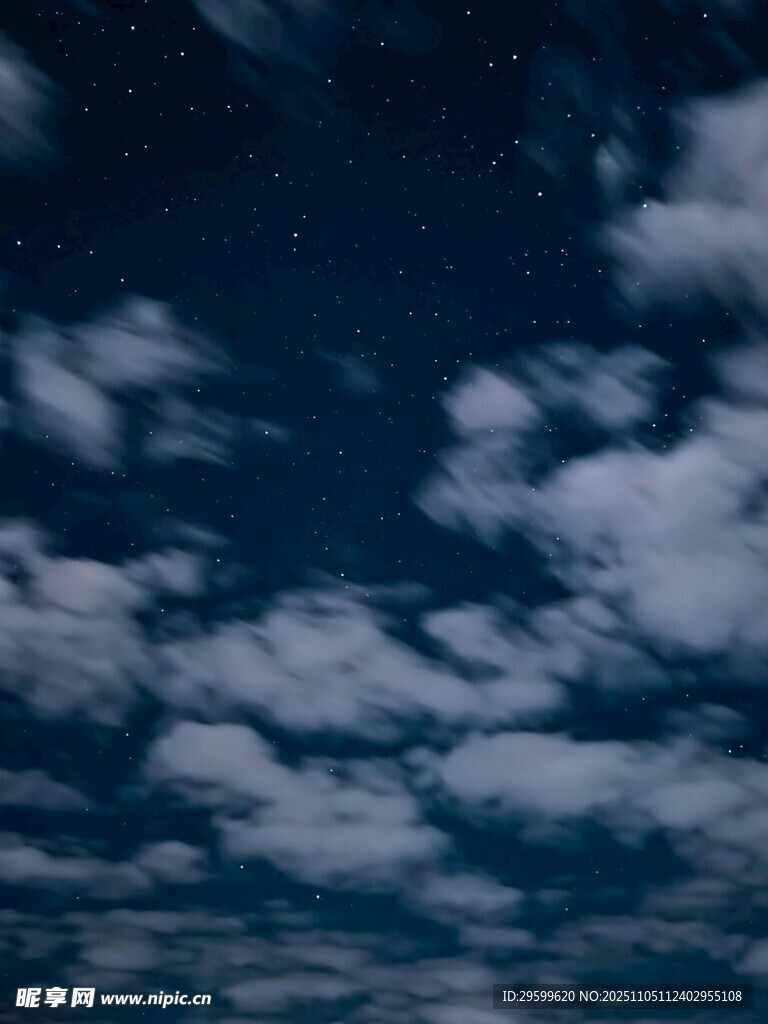 夜空下的云朵美景