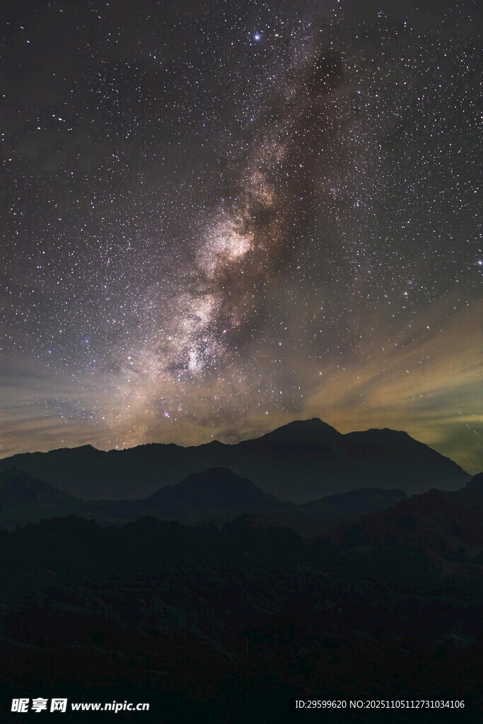 星空下的山巒壯麗景象