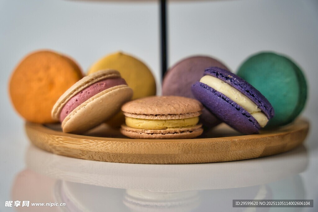 多彩馬卡龍擺放在木盤上