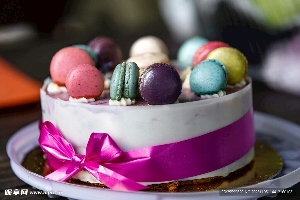 多彩馬卡龍裝飾精美蛋糕