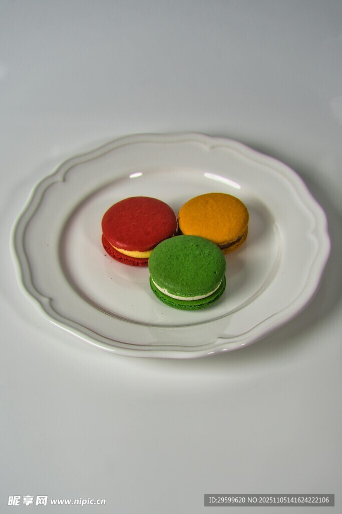 三色馬卡龍擺于白盤(pán)上