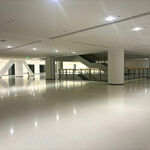 現(xiàn)代寬敞的室內(nèi)大廳空間