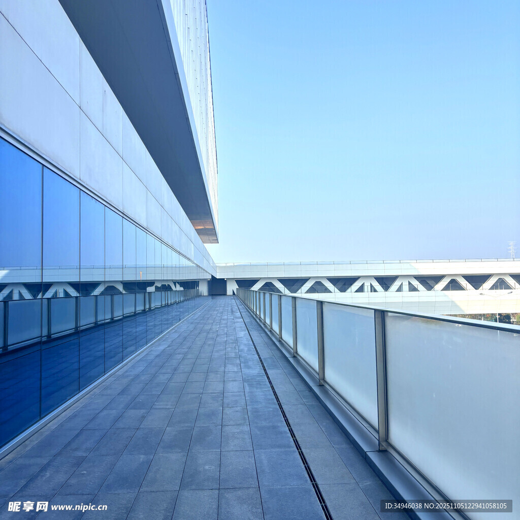 現(xiàn)代建筑外的開闊露臺空間