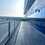 現(xiàn)代建筑外的寬敞空中廊道