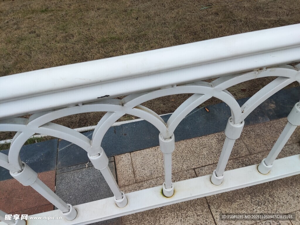 白色鐵藝欄桿細節(jié)展示