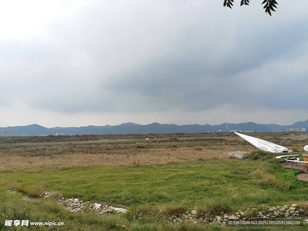 廣袤草原與遠(yuǎn)方天際線