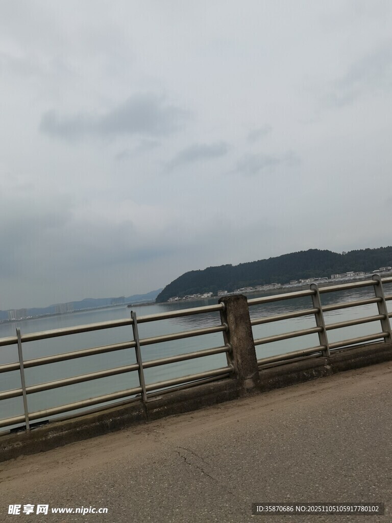 海邊護(hù)欄旁的開(kāi)闊景致