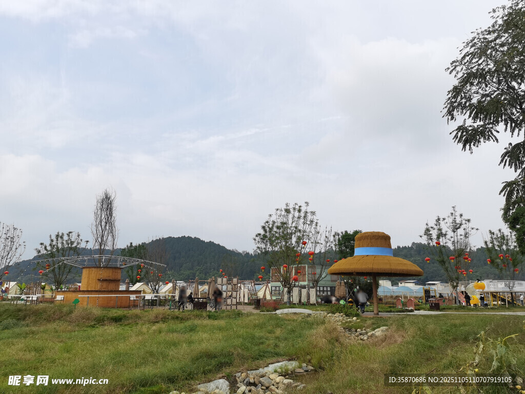 戶外草地旁的游樂(lè)場(chǎng)景觀