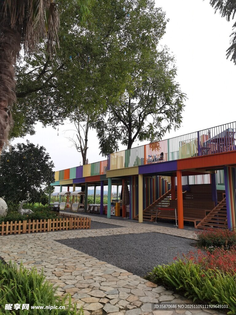 彩色長廊旁的休閑戶外空間