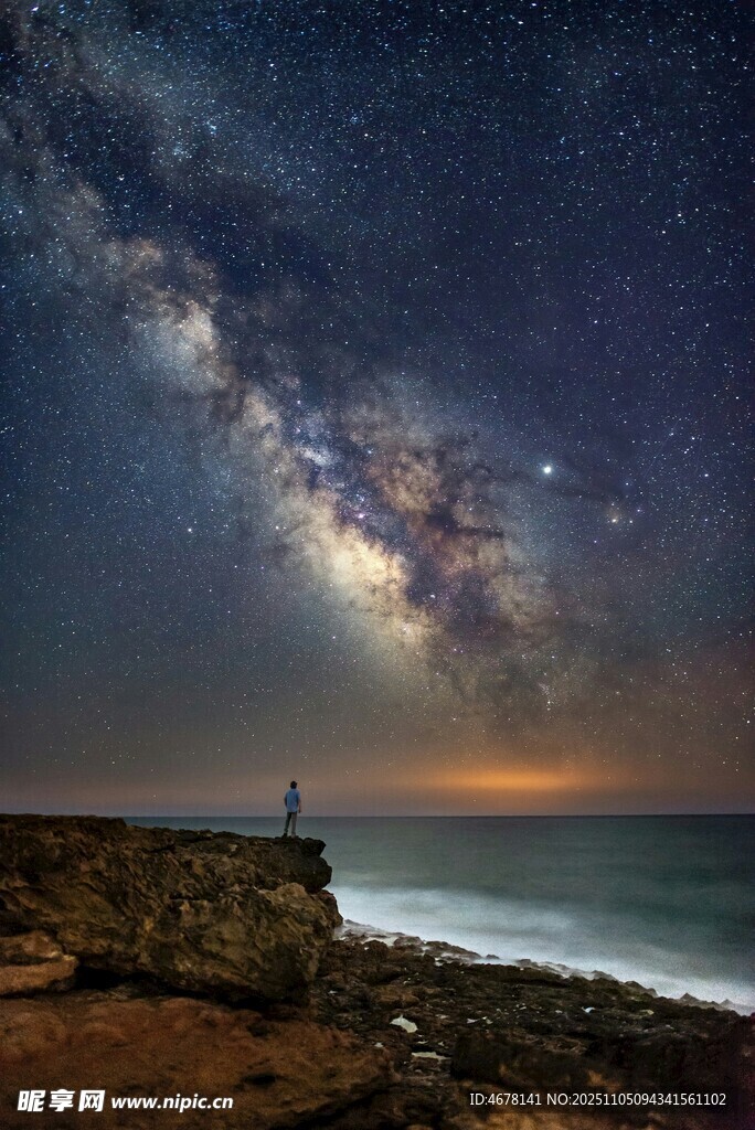 海邊星空下的浪漫景致