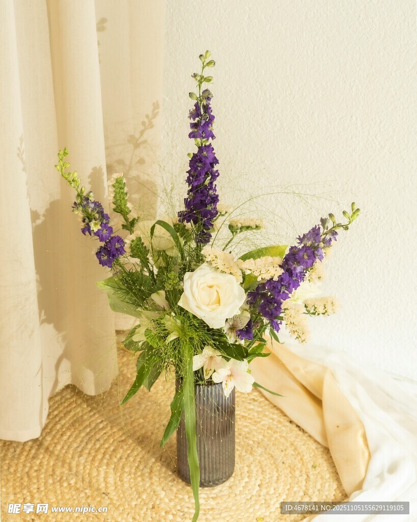 花瓶中的清新花卉組合