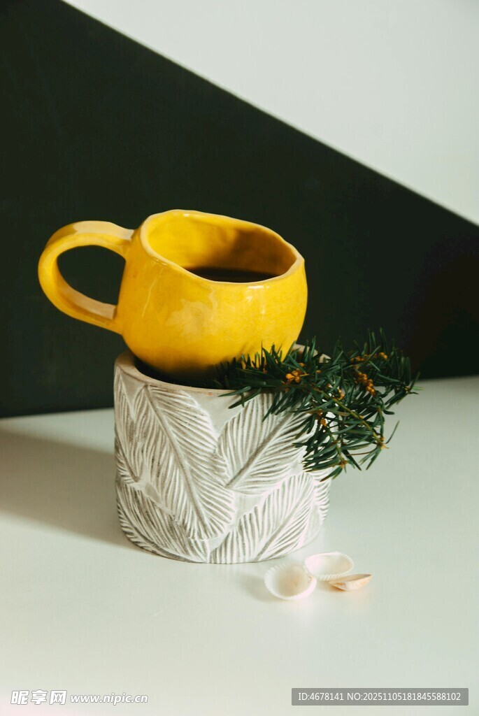 黃色陶杯搭配綠植擺件