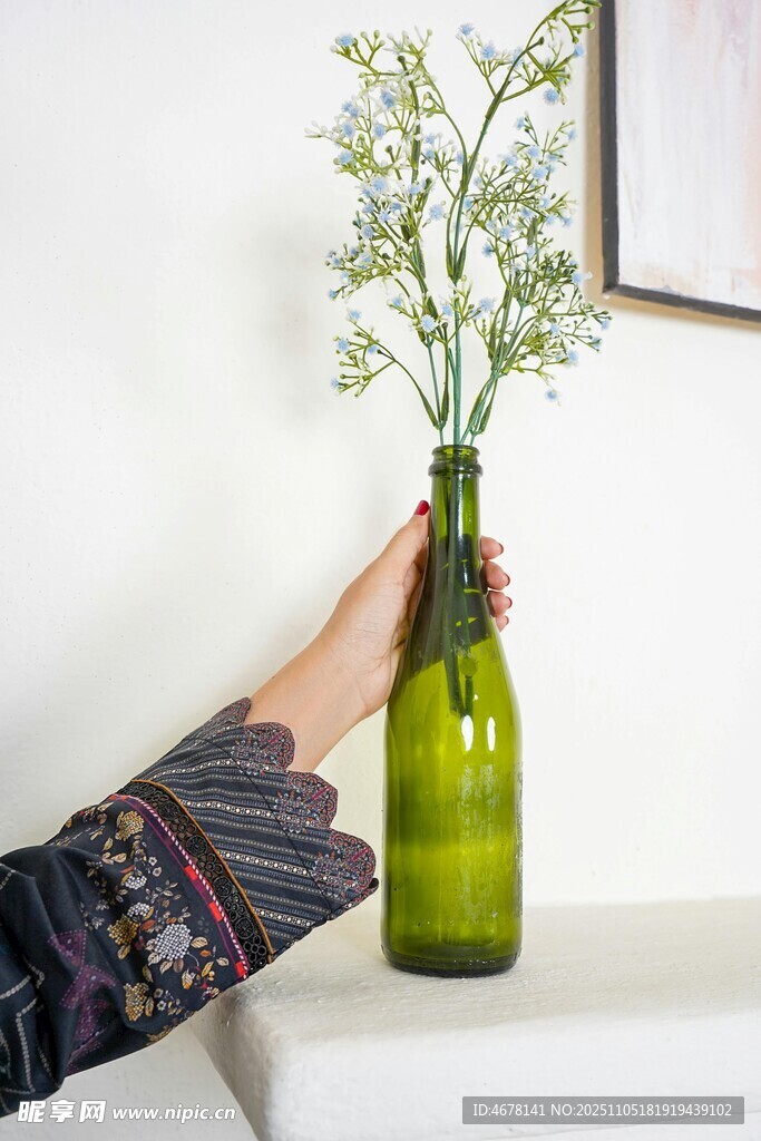 手插綠植于綠酒瓶中