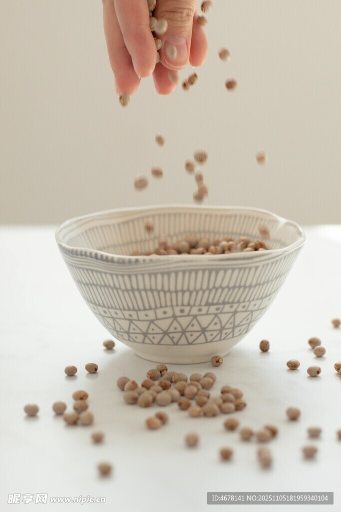 手撒谷物入碗的溫馨場(chǎng)景