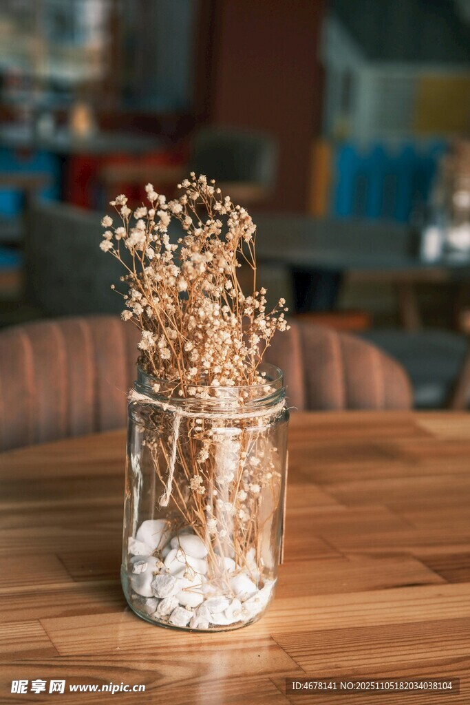 玻璃罐中的干花裝飾