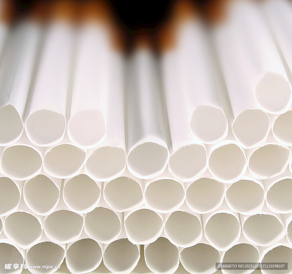 白色管材堆疊特寫(xiě)