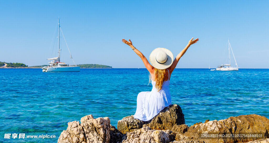 海邊女子愜意享受美好時光