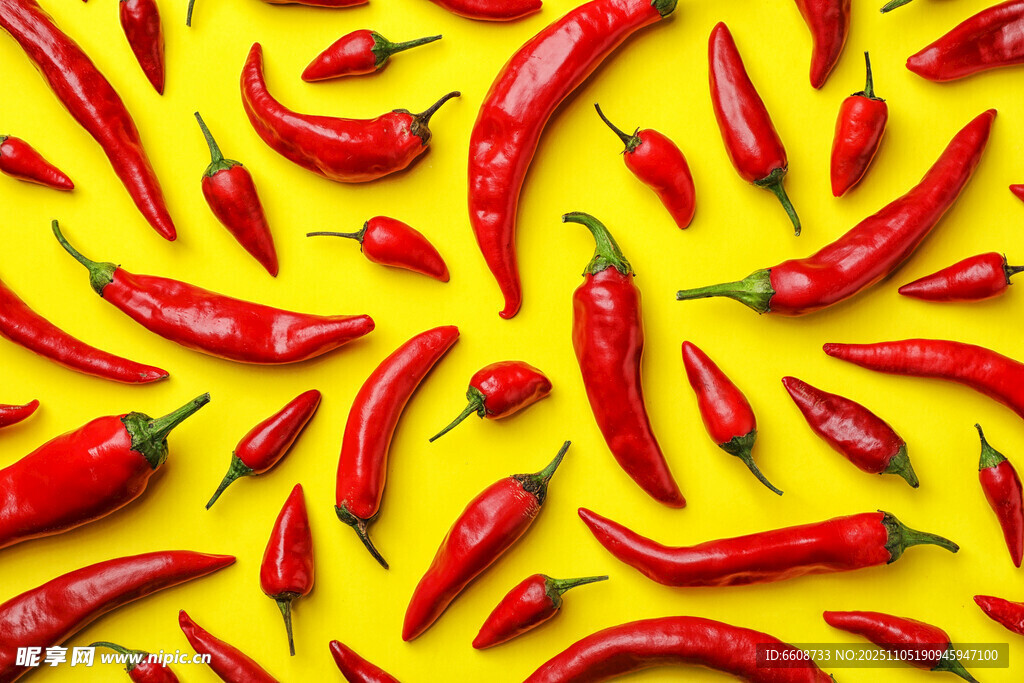 黃色背景上的紅辣椒