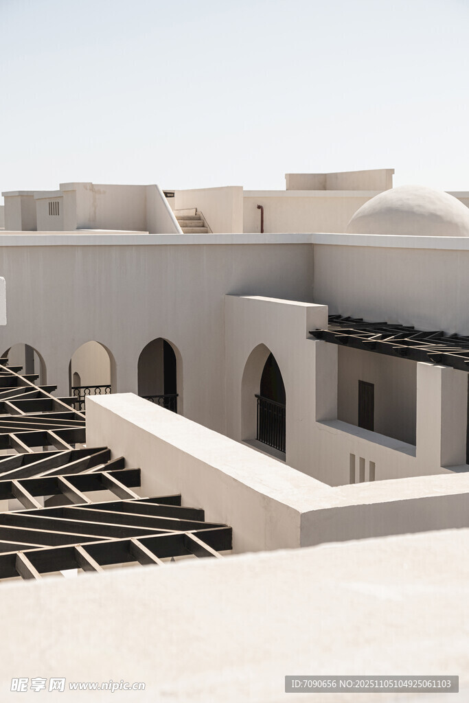 現(xiàn)代風(fēng)格白色建筑屋頂