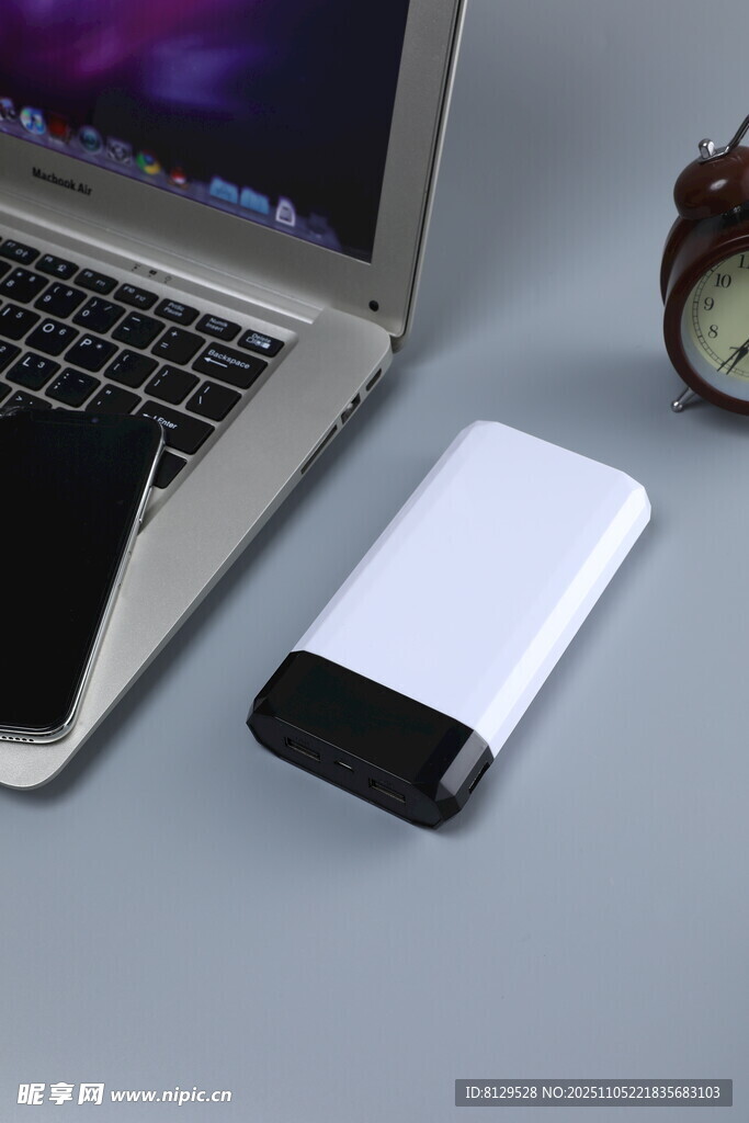 筆記本旁的便攜充電寶