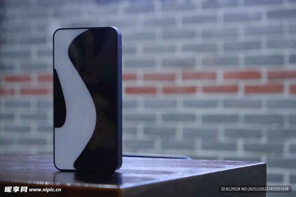 黑色手機置于木質臺面上