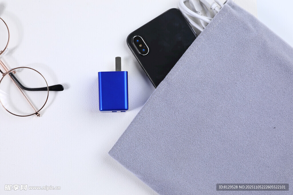 簡約風(fēng)日常隨身物品展示