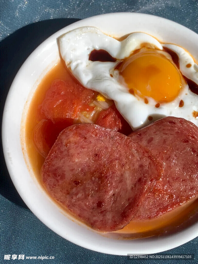 番茄煎蛋配肉餅美食
