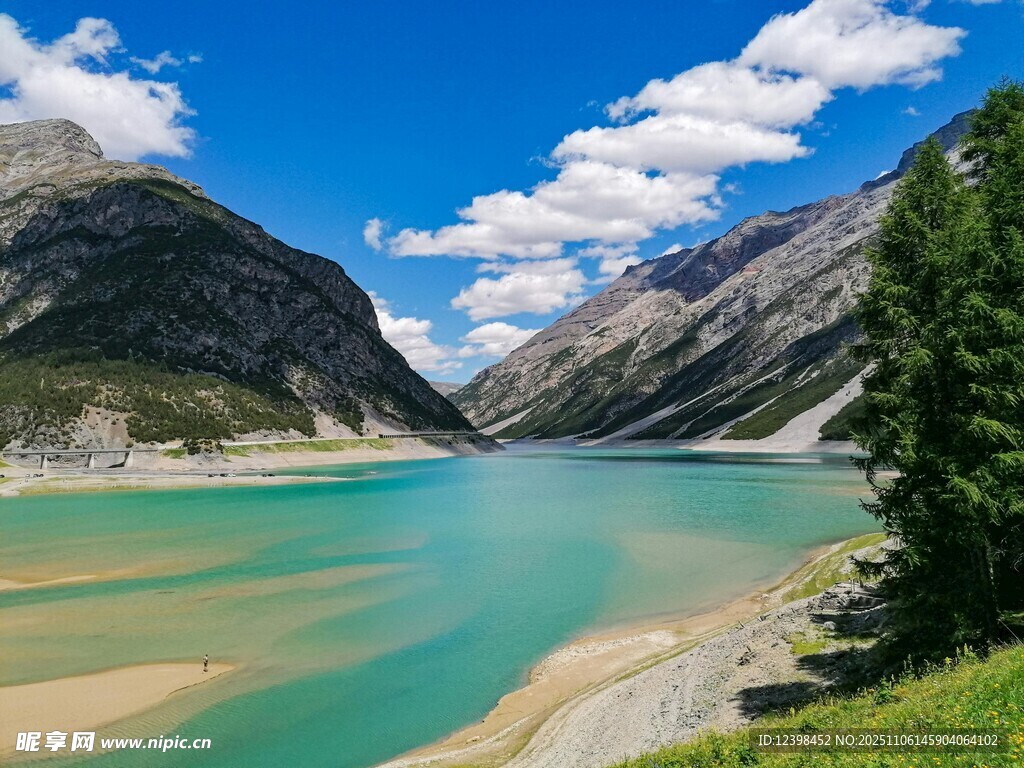 高山下的碧綠澄澈湖泊