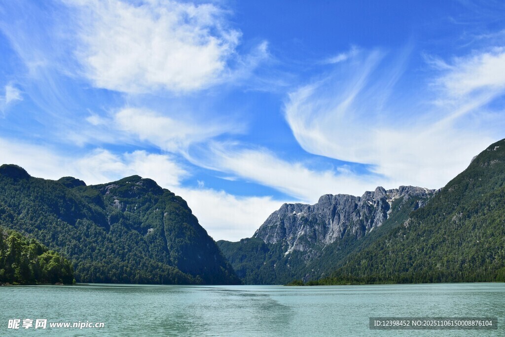 秀麗山水間的寧靜湖泊