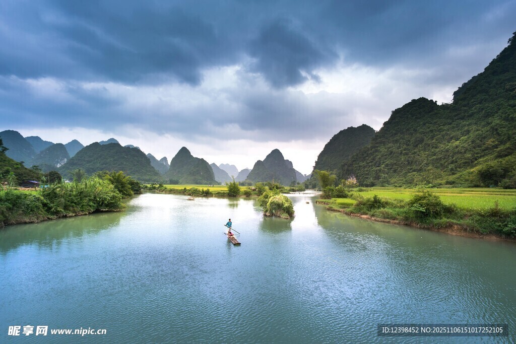 山水間的靜謐泛舟圖景