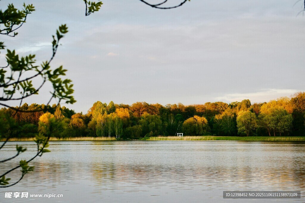秋日湖畔美景