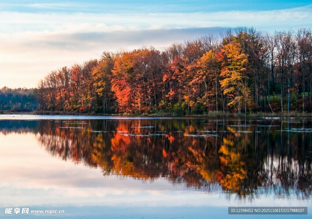 秋日湖畔絢爛樹(shù)林倒影