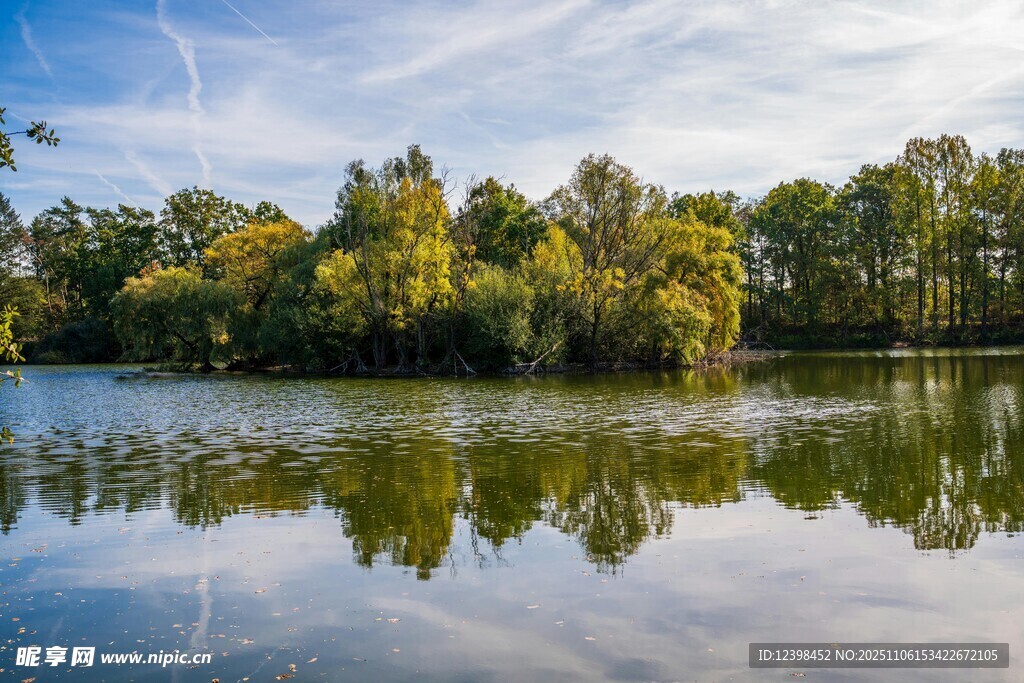 湖畔綠樹倒影的美麗風(fēng)光