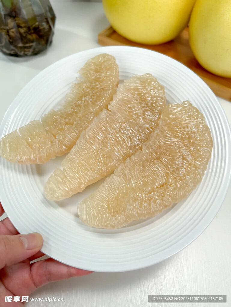 新鮮柚子果肉擺于白盤