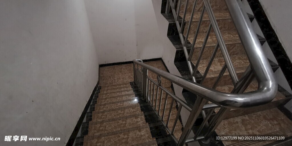 室內(nèi)金屬扶手木質(zhì)樓梯