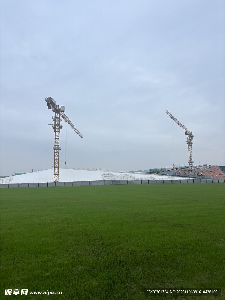 田野上的塔式起重機(jī)