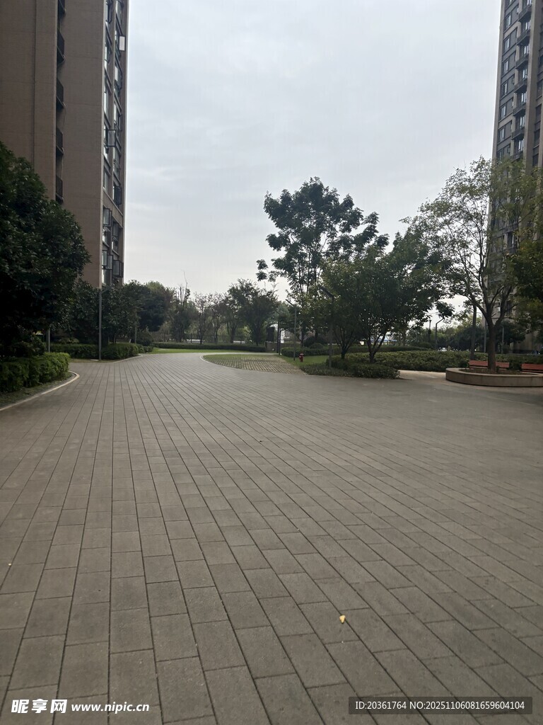 小區(qū)內(nèi)的寬敞步道景觀